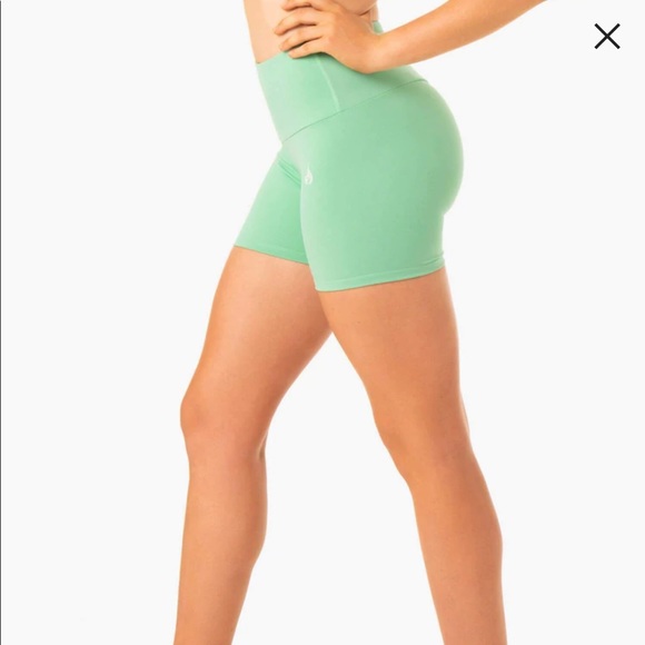 RYDERWEAR SCRUNCH BUM MID LENGTH SHORTS - Picture 2 of 3